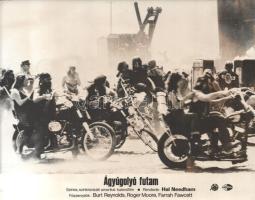 cca 1981 ,,Ágyúgolyó futam" című amerikai kalandfilm jelenetei és szereplői, 7 db vintage produ...