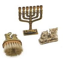 3 db judaika és egyéb réz emléktárgy: menóra, kefe, bagoly m: 12 cm-ig