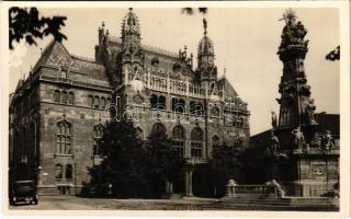 Budapest I. Szentháromság szobor a Pénzügyminisztérium előtt