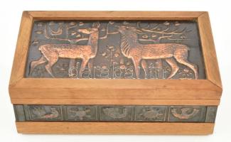 Kártyadoboz réz domborművel.Nike jelzéssel. Fa. hozzá négy csaomag magyar s francia kártya