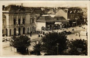 1931 Nagykőrös, Fő tér, Városi szálloda, piac, Hercz Hermann, Singer Mór és fia és Révész Lajos üzlete. Németh Sándor kiadása