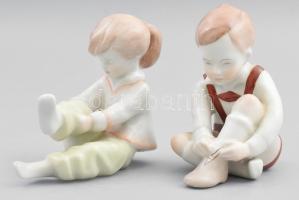 2 db Aquincumi figurális porcelán: cipőt fűző kisfiú + kislány, kézzel festettek, jelzettek, hibátlanok 11 cm