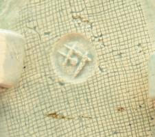 Iparművész mázas kerámia váza, virágos - pikkelymintás díszítéssel, jelzett, kis lepattanással, mázh...