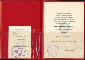 1982 Honvédelmi Érdemérem kitüntetés adományozó oklevele, Czinege Lajos honvédelmi miniszter bélyegzett aláírásával, eredeti mappában