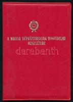 1982 Honvédelmi Érdemérem kitüntetés adományozó oklevele, Czinege Lajos honvédelmi miniszter bélyegz...