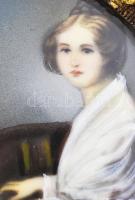 Miniatúra. Zongorázó lány. Csont keretben teknőc páncél berakással. 11x9 cm