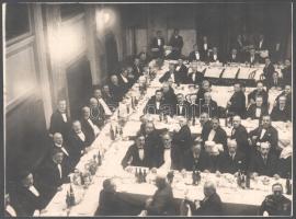 1927-1928 Luxemburger György fogorvos és kollégái díszvacsorán a Gellért Szállóban, hátoldalán nevek...