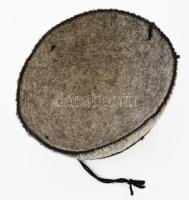 Pakol. Afgán sapka kemény gyapjúból, hímzéssel díszítve d: 17 cm