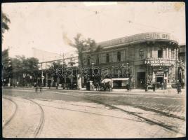 cca 1910 Budapest VIII. Astoria, a Rákóczi út- Múzeum krt sarok a volt Nemzeti Színház visszabontott épületének földszintjén kialakított üzletek. 24x16 cm Kis sérüléssel