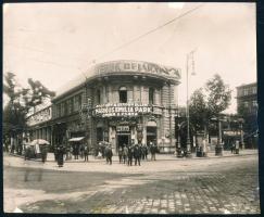 cca 1910 Budapest VIII. Astoria, a Rákóczi út- Múzeum krt sarok a volt Nemzeti Színház visszabontott épületének földszintjén kialakított üzletek. 20x16 cm Kis sérülésekkel az alján