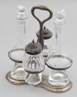 Asztali olaj/ecet/füszer kínáló Art deco-négy betétes, hozzávaló 2 db becsiszolt dugós asztali fűszer kínáló, 2 üvegcse olaj/ecettartó + 2 füszertartó egy szoró +1 adagoló kiskanállal, patinás-kopott ezüstőzésű alpakka korpusz plasztikus központi fogantyúval tartóban,kopásokkal de szép állapotban.Alján jelzett M 23 cm, átm.20 cm