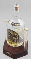 Bár Whisky decanter Bárpult/Asztali Chivas Regal jelzésű whisky kiőntő,6-szögű fa talpon,két plexi oszlopra applikált aranyozott rögzítő kosárba foglalt 1,75 literes eredeti üveg kiöntő krómszinű dugóval 40 cm