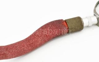 Mutatós bordó korall nyelű kis nagyító(átm.6cm), a nagyító foglalata újszerű,fém szerelékkel ,nyél k...