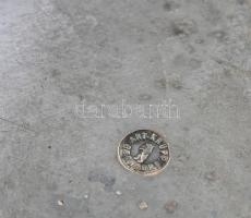 Berndorf alpakka asztali kináló, mintás háromkaréjú üveg betét patinás négy lábon plasztikus mintáva...