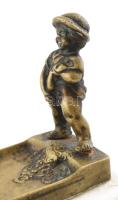 Komisz kisfiú. Bronz szobor. Mészkó talapzaton. Jelzés nélkül. Fiú egyik lábánál a rögzítés elvált 1...