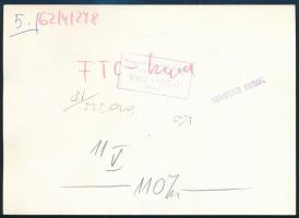 1962 FTC-Szeged labdarúgómérkőzés, sajtófotó, a hátoldalon feliratozott, pecséttel jelzett, 18x13 cm