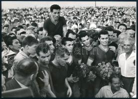 1961 Vasas SC, az 1960-1961-es magyar labdarúgó-bajnokság győztese, 3 db sajtófotó, a hátoldalon fel...