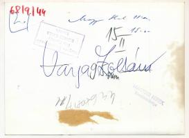 1968 Varga Zoltán, az FTC labdarúgója mérkőzés közben, sajtófotó, a hátoldalon feliratozott, pecsétt...