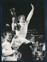 1968 FTC-Leeds labdarúgómérkőzés, 3 db sajtófotó, a hátoldalon feliratozva, pecséttel jelzettek, rag...