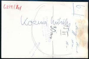 1968 Kozma Mihály válogatott labdarúgó, sajtófotó, a hátoldalon feliratozott, pecséttel jelzett, kis...