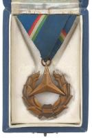 1947. "Közbiztonsági Bronz Szolgálati Jel" bronz kitüntetés mellszalagon, hátoldalán &quot...