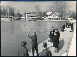 1972 "Horgászás a Balatonon", sajtófotó, a hátoldalon feliratozott, pecséttel jelzett, 15x10,5 cm