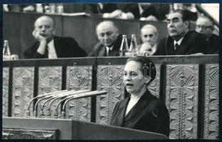 1975 Az MSZMP XI. kongresszusa, Benke Valéria, a Politikai Bizottság tagja (mögötte Leonyid Brezsnyev), sajtófotó, a hátoldalon feliratozott, pecséttel jelzett, 13x8 cm