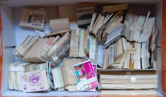 Több ezer darabos gyűjtemény sorozatonként kötegelve, jelképes áron