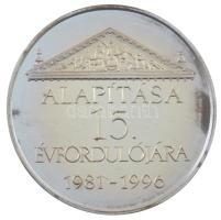 Bognár György (1944-) 1996. "Inter-Európa Bank Rt. - Budapest / Alapítása 15. évfordulójára 1981-1996" jelzett Ag emlékérem kapszulában, dísztokban, tanúsítvánnyal (15,55g/0.925/32mm) T:PP patina