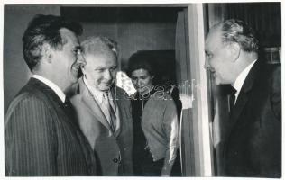 1970 Louis Aragon és Roland Leroy francia kommunisták Kádár Jánossal, sajtófotó, a hátoldalon feliratozott, pecséttel jelzett, 15,5x9,5 cm