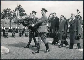 1962 A fasizmus elleni harcban elesett amerikai hősök emlékművének koszorúzása (Tausz János, Nyers Rezső, Szarka Károly), sajtófotó, a hátoldalon feliratozott, pecséttel jelzett, 18x13 cm