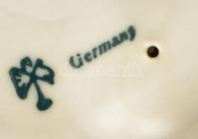 Ens porcelán lányka virágcsokorral. Kézzel festett, jelzett, minimális lepattanással 16 cm