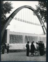 1975 Budapesti Nemzetközi Vásár (BNV), "A magyar vízgazdálkodás külön területet kapott", sajtófotó, a hátoldalon feliratozott, pecséttel jelzett, 24x18 cm