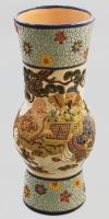 Kínai kerámia váza, rajta gó játékot játszó férfiakkal. Kézzel festett, jelzett, hibátlan, m: 32 cm