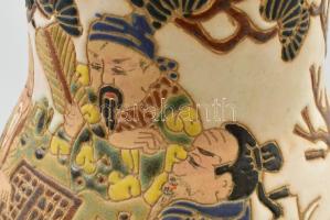Kínai kerámia váza, rajta gó játékot játszó férfiakkal. Kézzel festett, jelzett, hibátlan, m: 32 cm