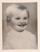 cca 1930-80 kb. 35 db családi fotó, portrék, esküvő, életképek stb., néhány kevés hátoldalán felirat...