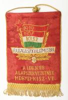 1957 KISZ Ifjúság a szocializmusért - A legjobb alapszervezetnek, hímzett selyem asztali zászló, 22x...