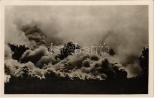 Harckocsi nagy füstben. Konok őrgy. haditudósító felvétele. Haditudósító Kiállítás Budapest 1943 / WWII Hungarian military, tank in smoke