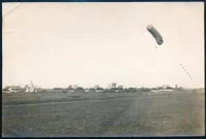 cca 1915-1930 Zeppelin egy ismeretlen település felett, ortodox templommal (Románia?), saroktöréssel, 16,5x11 cm