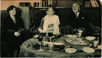1933 Herczeg Ferenc 70. születésnapján édesanyjával és unokahúgával Herczeg Paulával együtt fogadta a születésnapi tisztelgőket - magyar író, színműíró, újságíró, álneve Katang (EM)