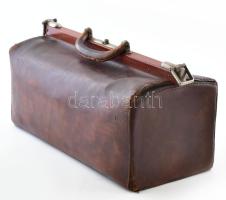 Antik orvosi bőrkoffer, kulccsal, néhol kis varrásengedéssel, 50x25x25 cm