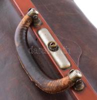 Antik orvosi bőrkoffer, kulccsal, néhol kis varrásengedéssel, 50x25x25 cm