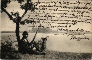 1918 Balaton, vadász pihen a Balaton partján a kutyájával. Mérei Ignác kiadása (EK)