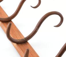 Századfordulós fali ruhafogas, natúr fa, ívesen hajlított, S alakú akasztókkal. Hátoldalán "THO...