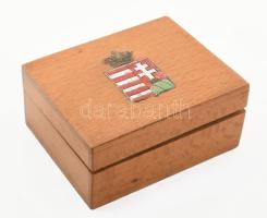 Régi névjegy / pecsét tartó fa dobozka, fedelén koronás magyar címerrel díszítve, benne "Sz" és "B" betűs, monogramos nyomódúcok. Doboz mérete: 8,5x6,5x3,5 cm