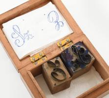 Régi névjegy / pecsét tartó fa dobozka, fedelén koronás magyar címerrel díszítve, benne "Sz&quo...