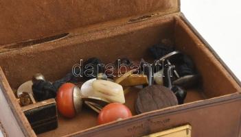 Régi bőr mandzsetta tartó dobozka, gombnyomásra nyíló, működő zárral. Jelzett: Csángó Budapest IV., ...