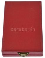 1970. "Felszabadulási Jubileumi Emlékérem" aranyozott, műgyantás bronz kitüntetés mellszal...