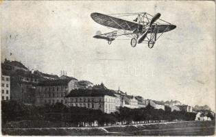 1909 Budapest I. Bleriot repülőgépe a Vérmező és Váralja felett, montázs. Löbl D. és fia kiadása (EK)