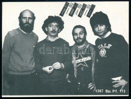 A Piramis együttes tagjainak aláírása az őket ábrázoló kép hátoldalán